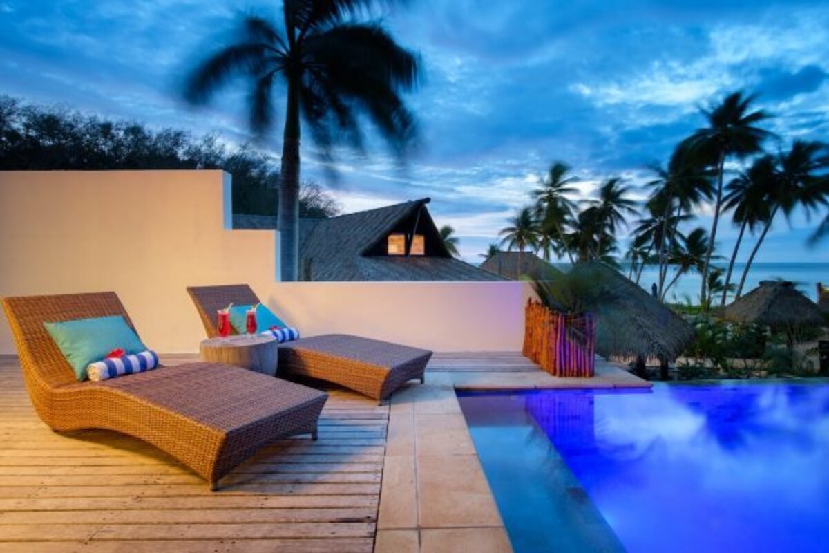 Deluxe Pool Bure