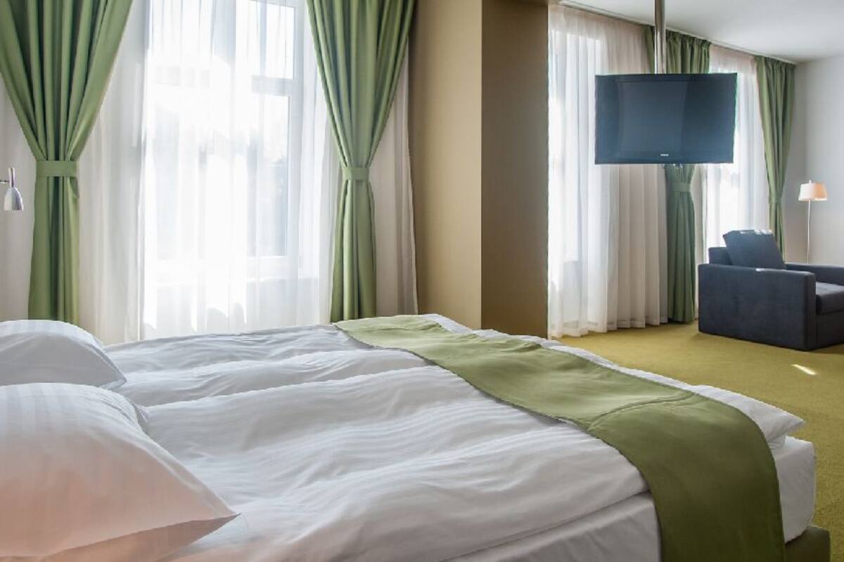 junior suite | bathroom | free toiletries, hair dryer, towels