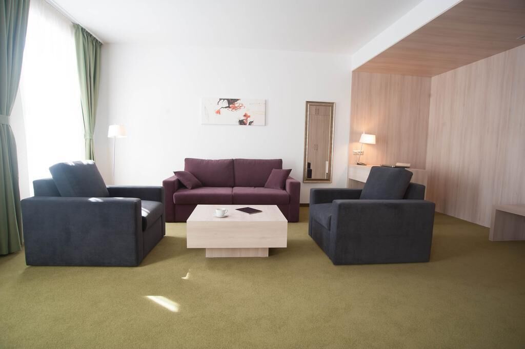 junior suite | 1 bedroom, minibar, in-room safe, desk