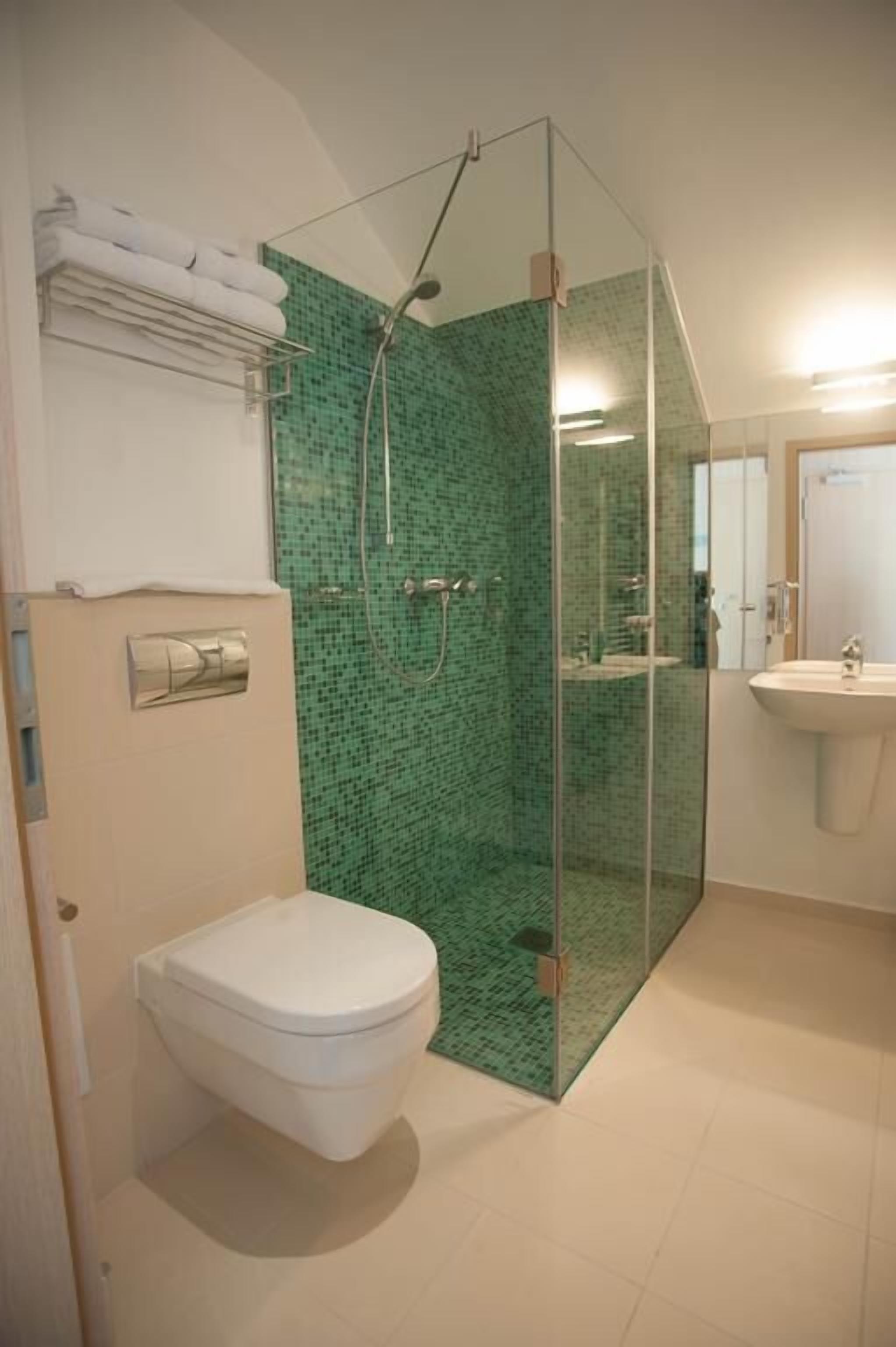 standard double room | bathroom | free toiletries, hair dryer, towels