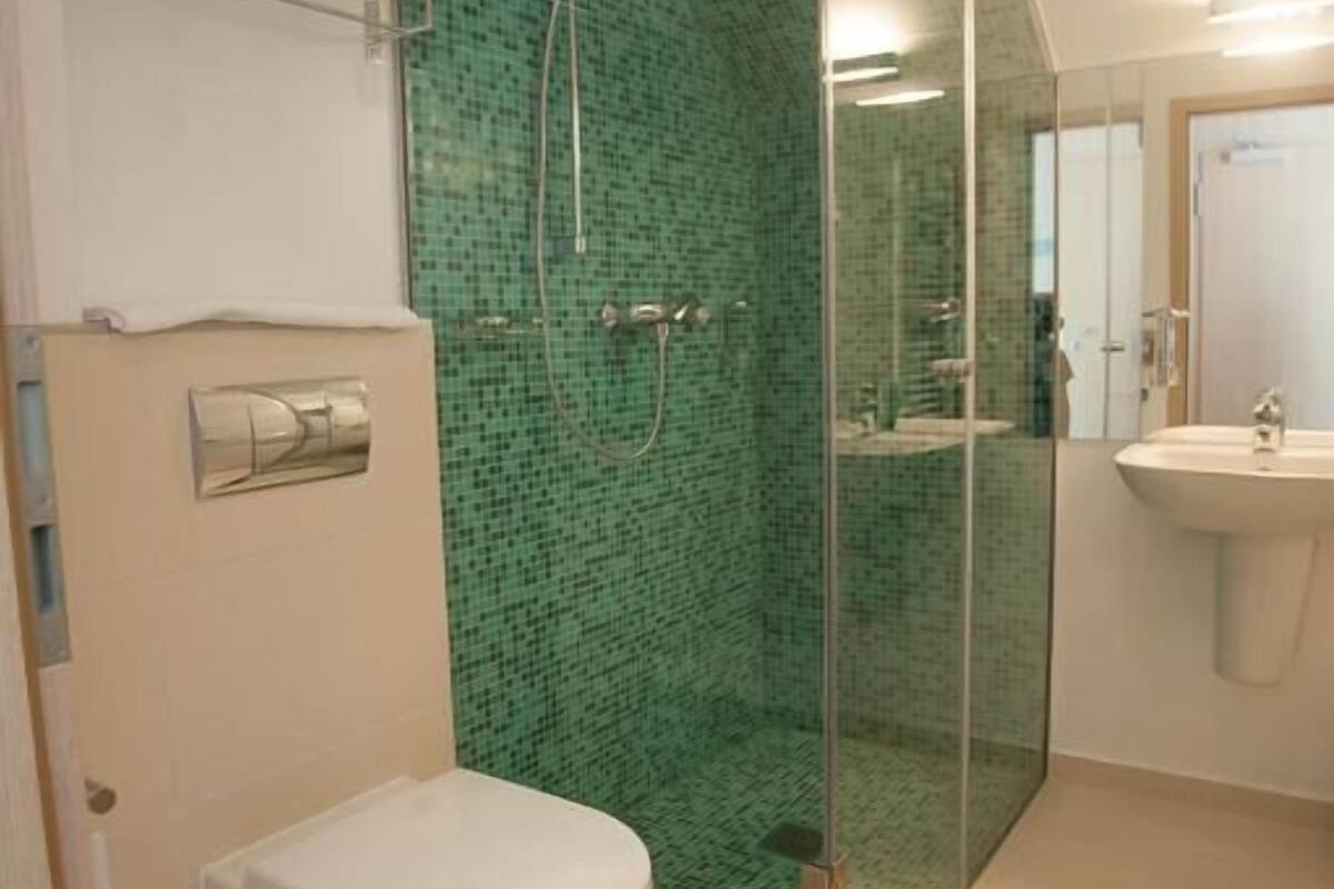 standard double room | bathroom | free toiletries, hair dryer, towels
