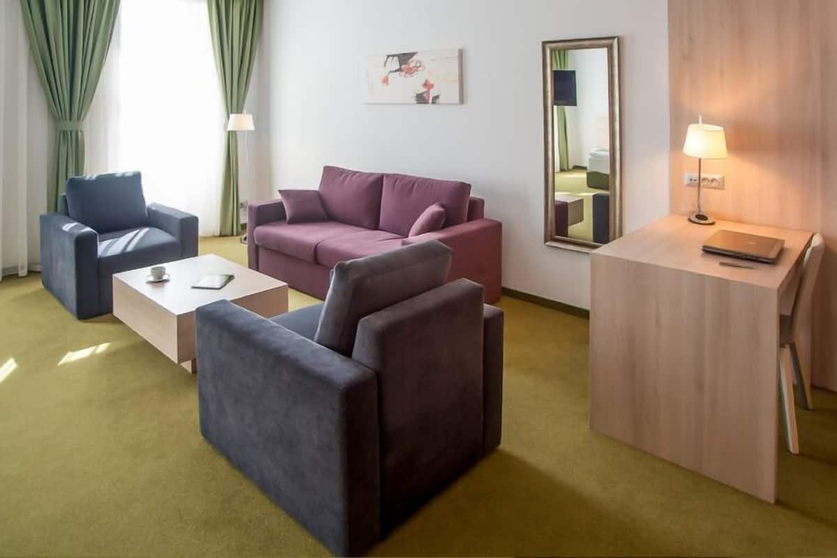 junior suite | bathroom | free toiletries, hair dryer, towels