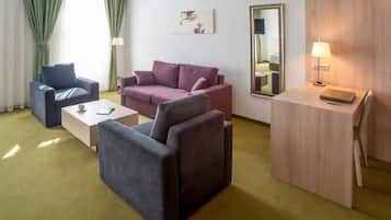 Junior Suite | Bathroom | Free toiletries, hair dryer, towels