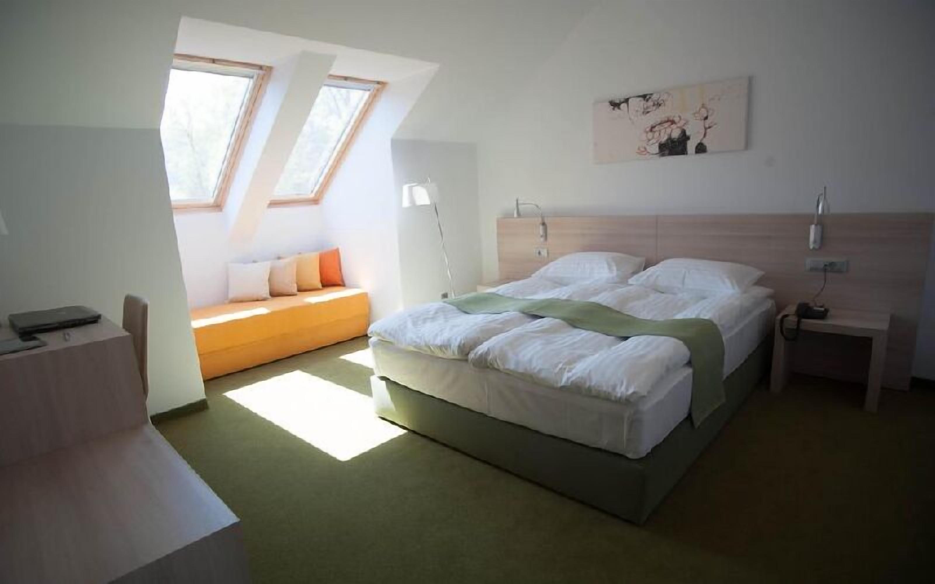 standard double room | bathroom | free toiletries, hair dryer, towels