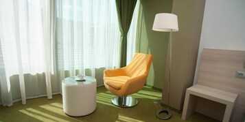 Kamar Twin Superior | Minibar, brankas, meja kerja, dan ruang kerja ramah laptop