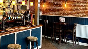 Bar (trong khuôn viên)