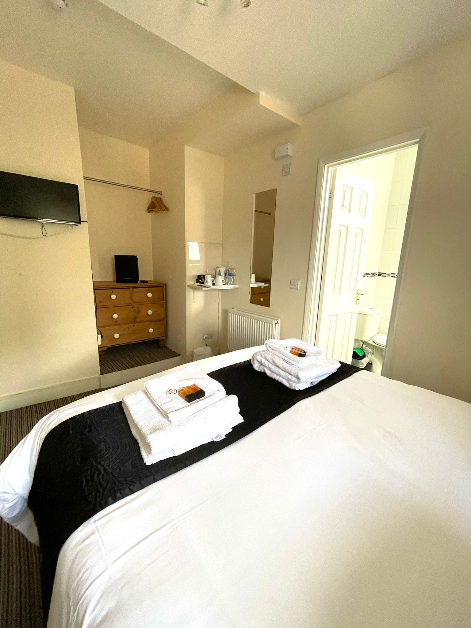 Doppelzimmer, mit Bad (Room 05)