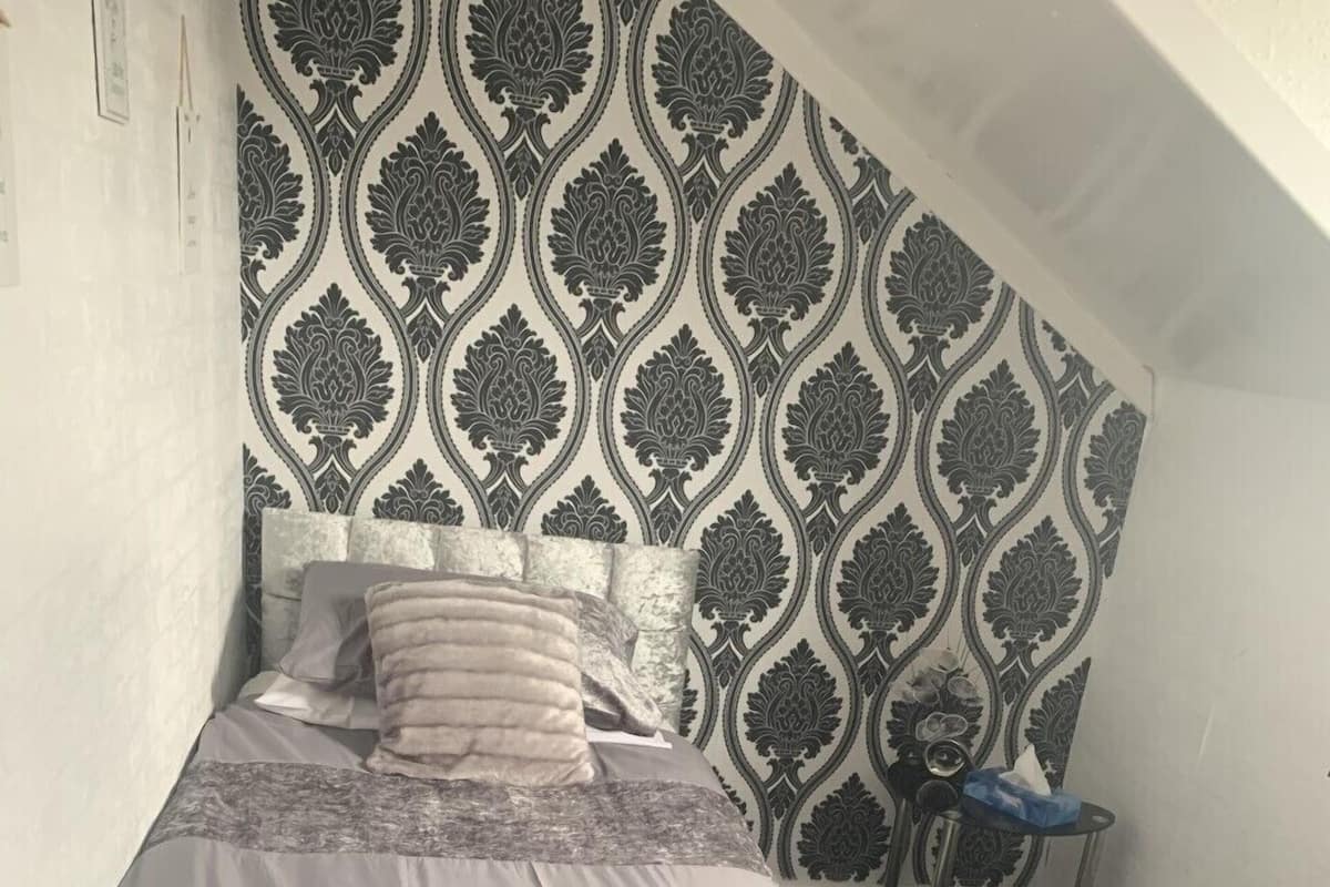 Single Room, Shared Bathroom | Bed sheets