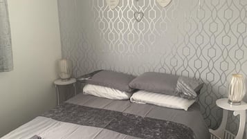 Vierbettzimmer, mit Bad (Double bed and adult bunk beds) | Bettwäsche