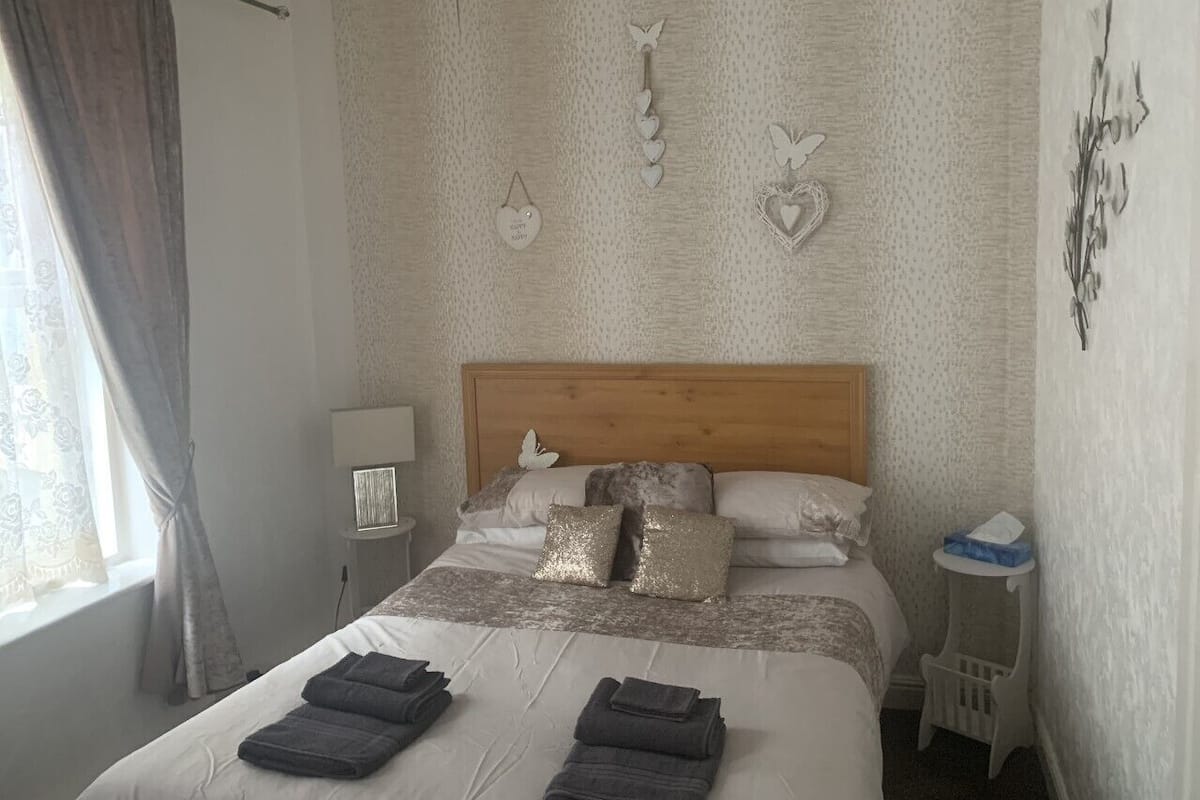 Double Room, Ensuite | Bed sheets