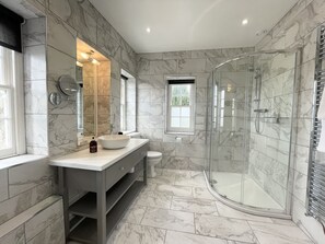 Deluxe Apartment, Private Bathroom, Garden View (Hazelwood) | Bathroom