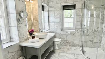 Deluxe Apartment, Private Bathroom, Garden View (Hazelwood) | Bathroom