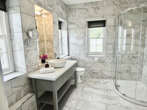 Deluxe Apartment, Private Bathroom, Garden View (Hazelwood) | Bathroom - The Mount Somerton (Somerton)