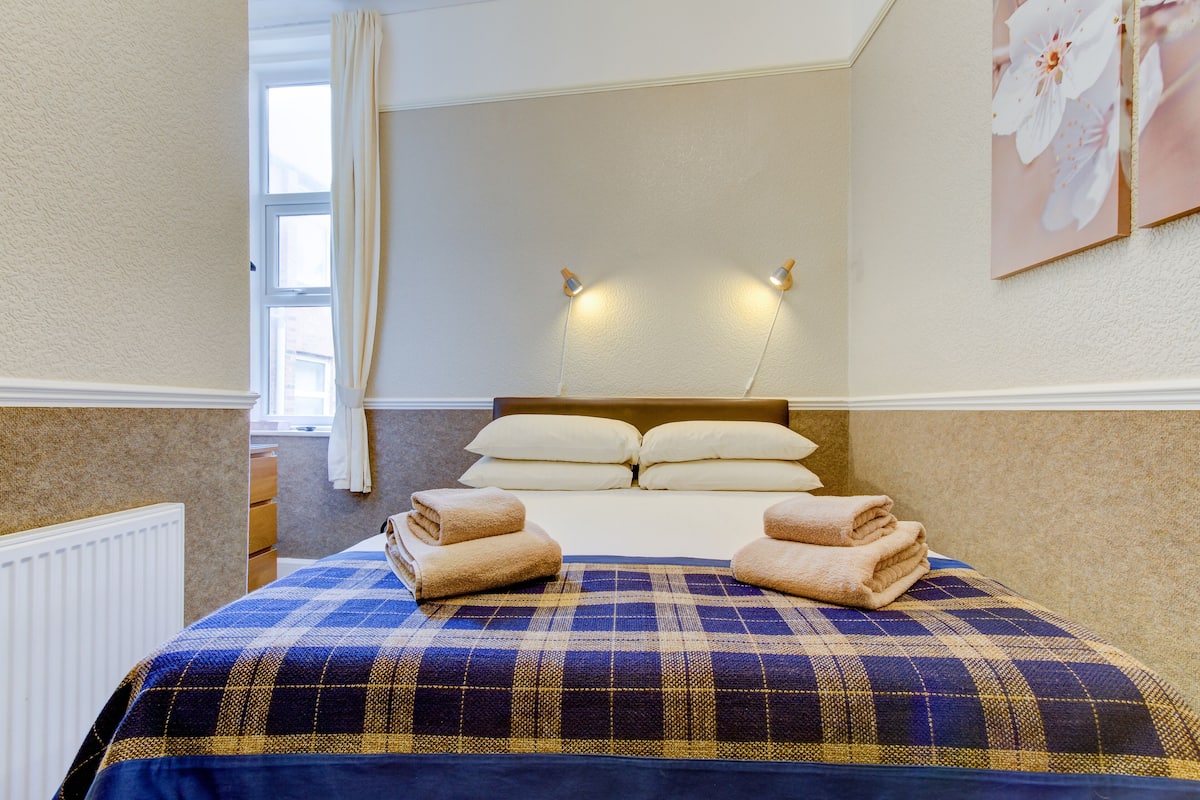 Double Room 4 | Iron/ironing board, free WiFi, bed sheets