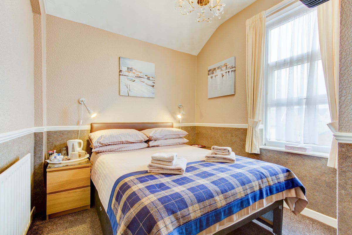 Double Room 8 | Iron/ironing board, free WiFi, bed sheets