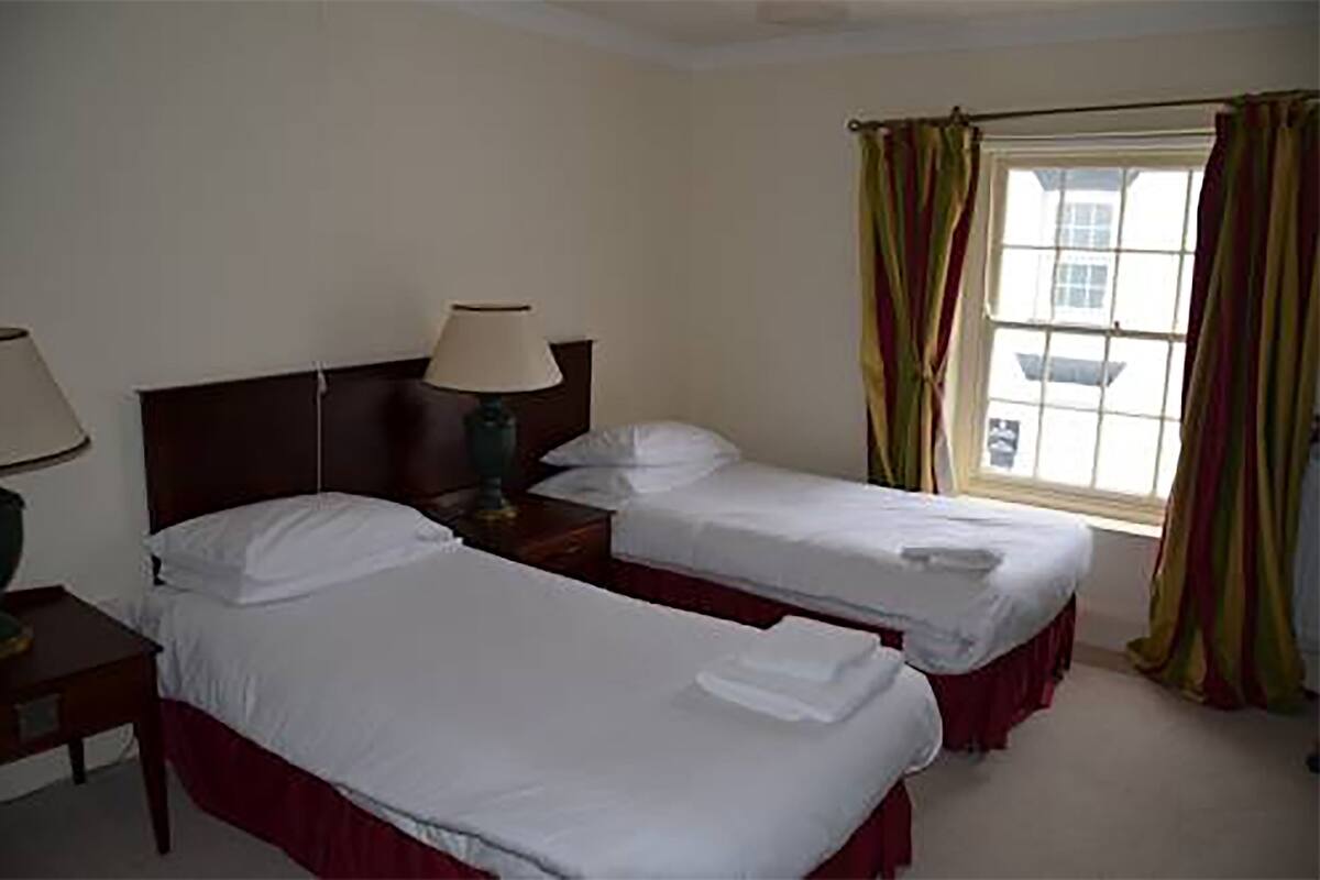 Iron/ironing board, free WiFi, bed sheets