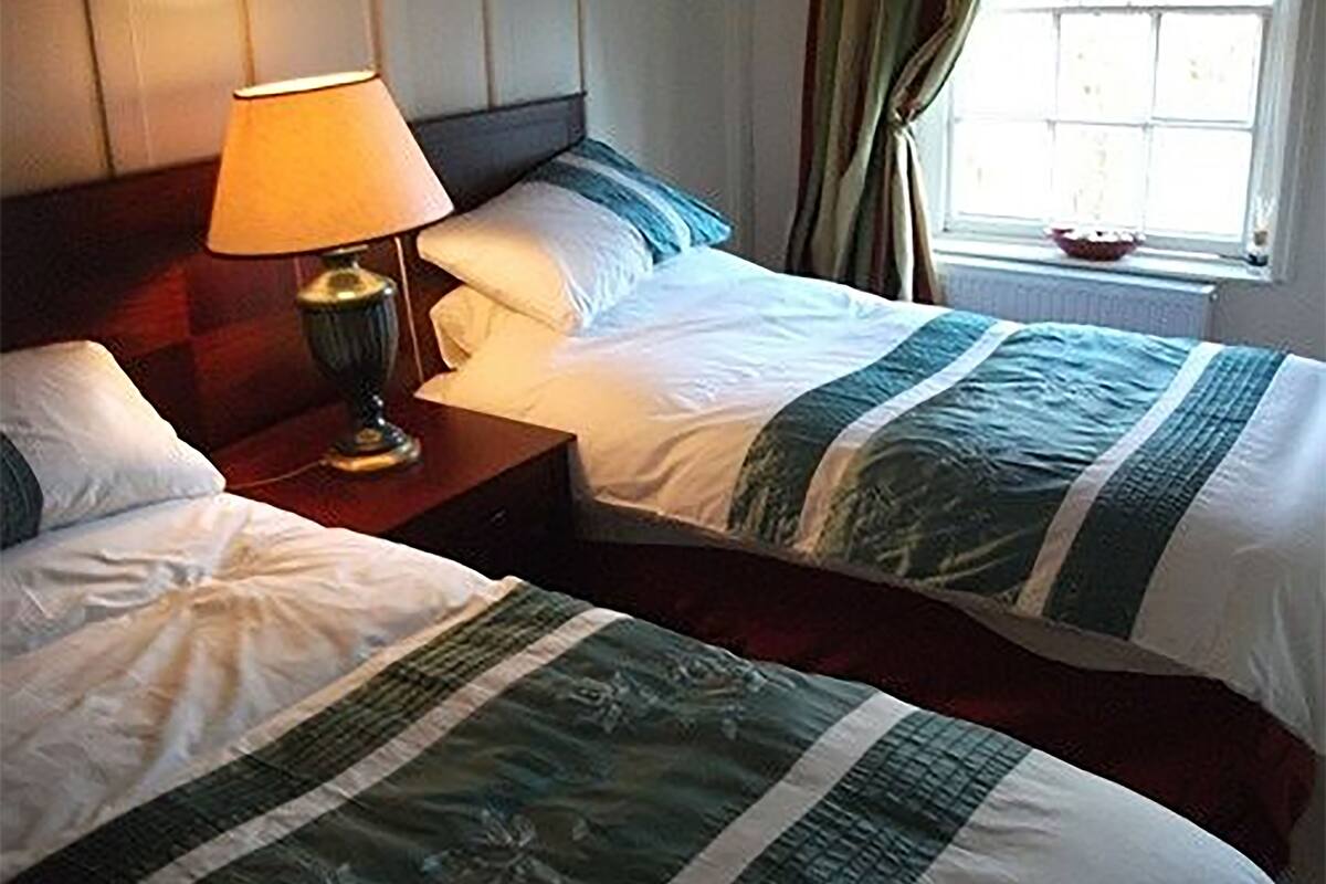 Iron/ironing board, free WiFi, bed sheets