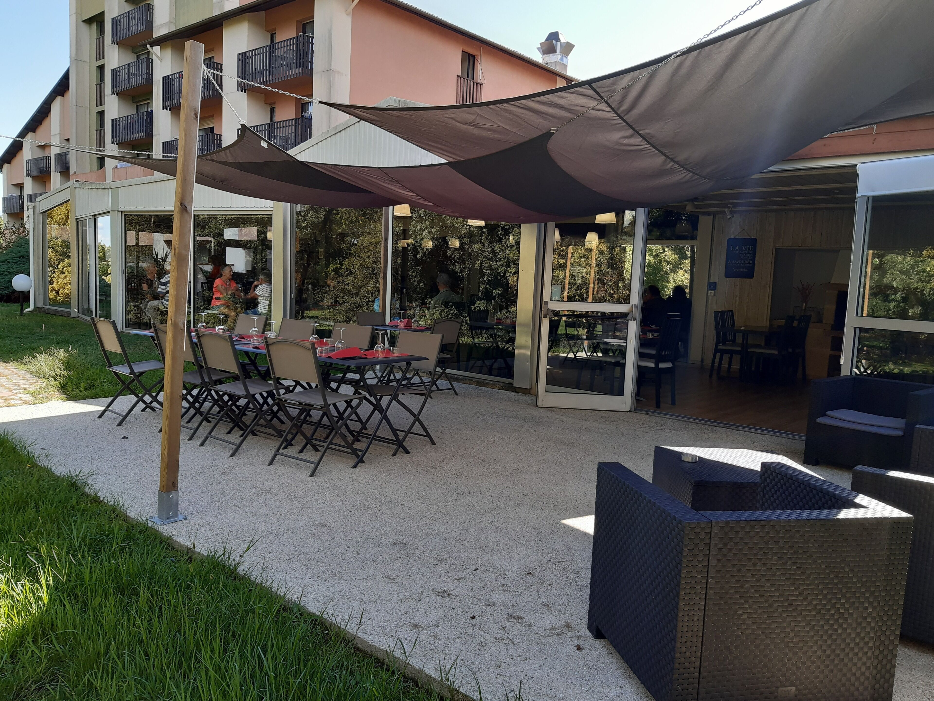 breakfast, lunch and dinner served