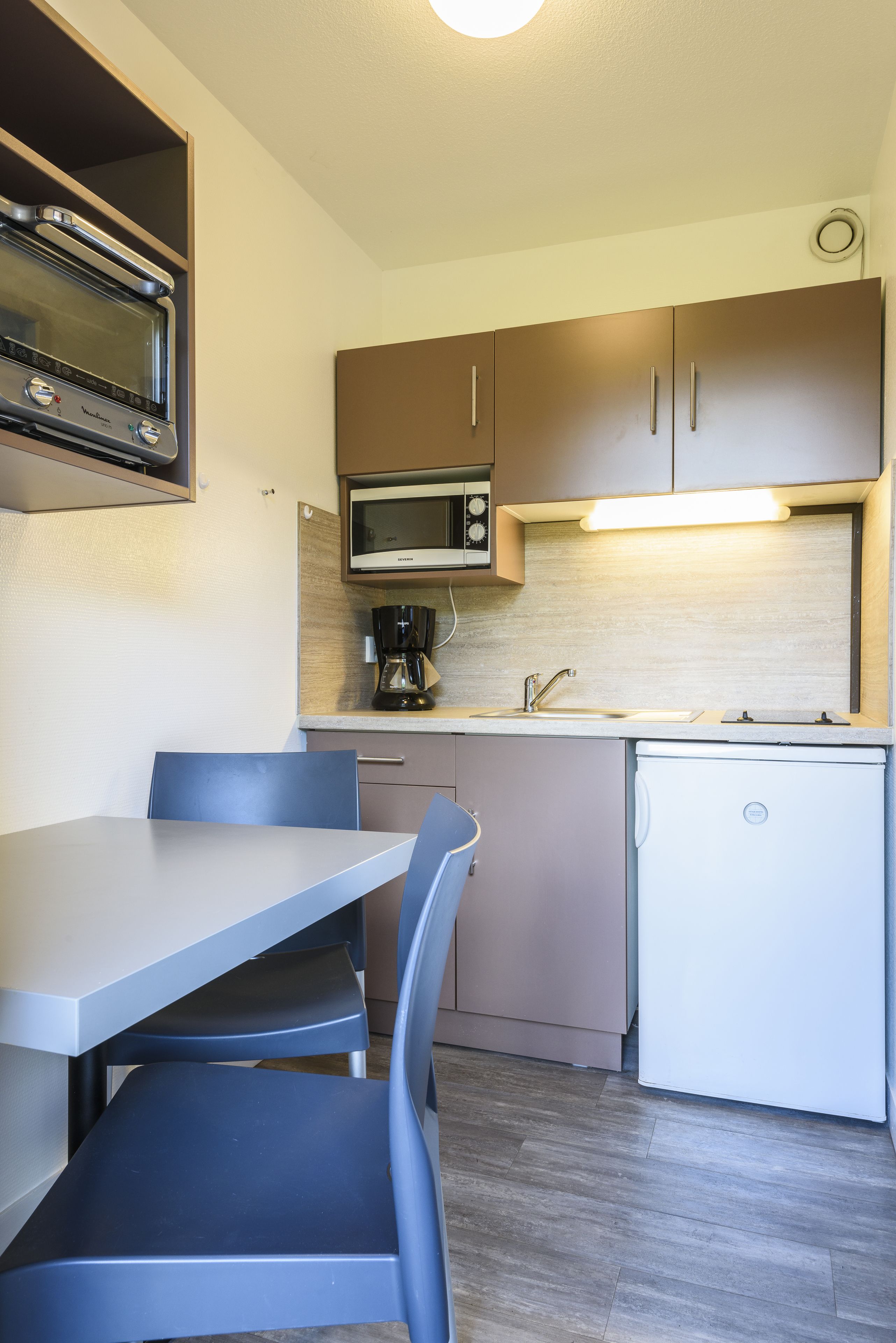 classic double or twin room, 2 single beds | private kitchen | fridge, microwave, stovetop, coffee/tea maker