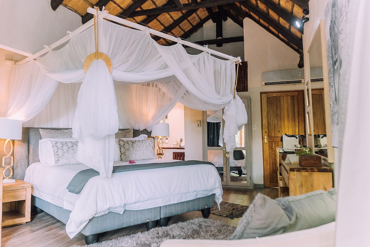Luxury Suite, Multiple Beds | 2 bedrooms, premium bedding, minibar, in-room safe