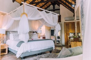 Suite de lujo, varias camas | 2 habitaciones, ropa de cama de alta calidad y minibar 