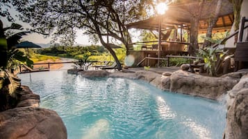 Ulkouima-allas, aurinkovarjoja, aurinkotuoleja