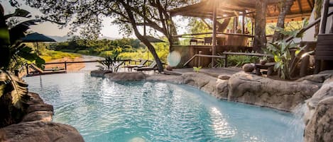 AuĂenpool, Sonnenschirme, LiegestĂŒhle