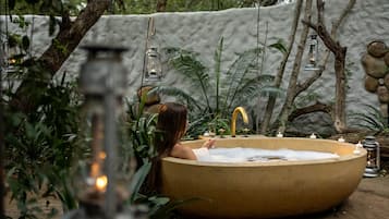 Premier Suite | Bathroom | Separate bathtub and shower, free toiletries, slippers, towels