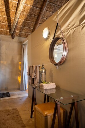 Tienda de campaña de lujo, baño privado, vista a la montaña | Baño | Regadera, regadera tipo lluvia, secadora de cabello, toallas 