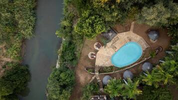 AuĂenpool, LiegestĂŒhle