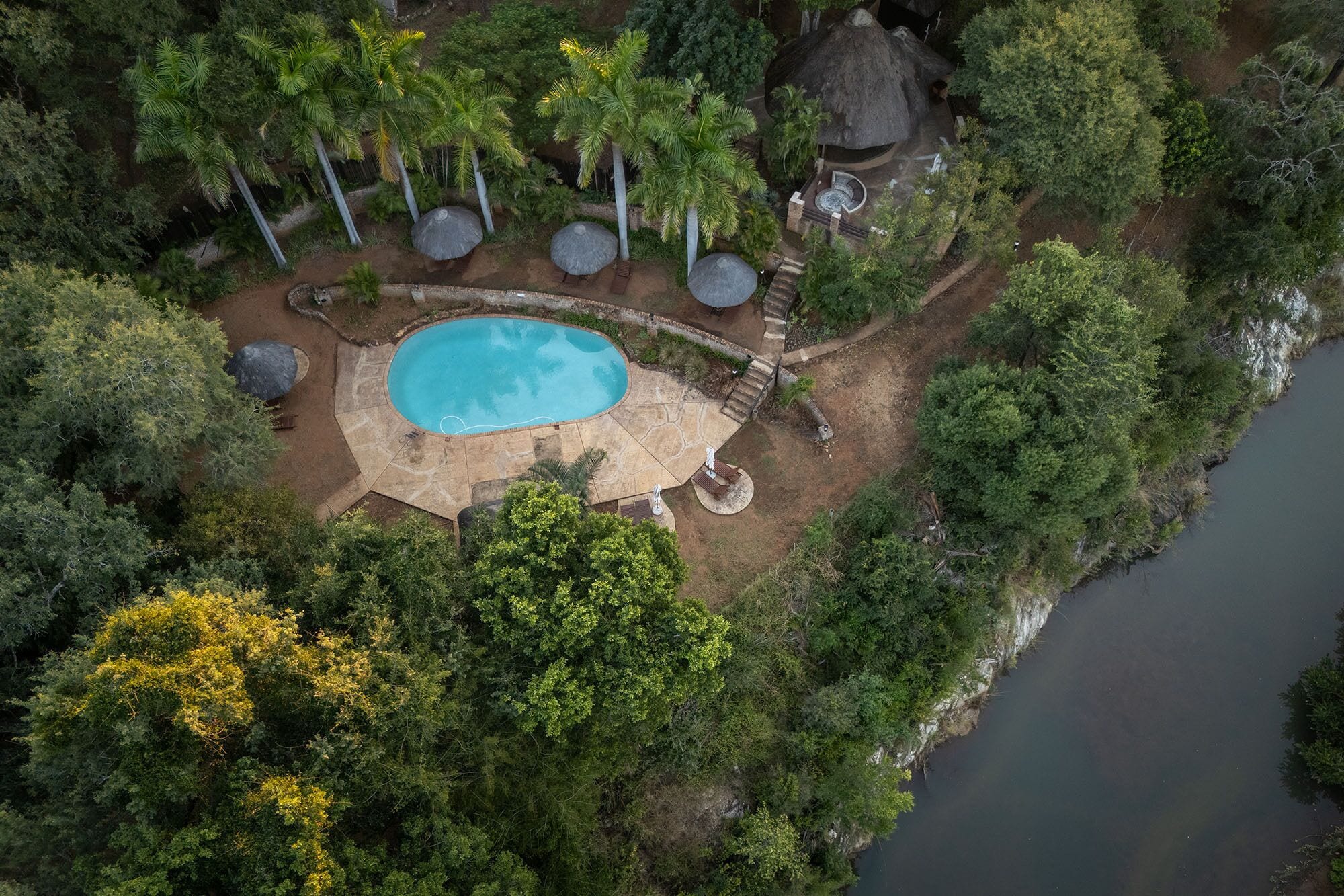 Hồ bơi ngoài trời, ghế dài tắm nắng 