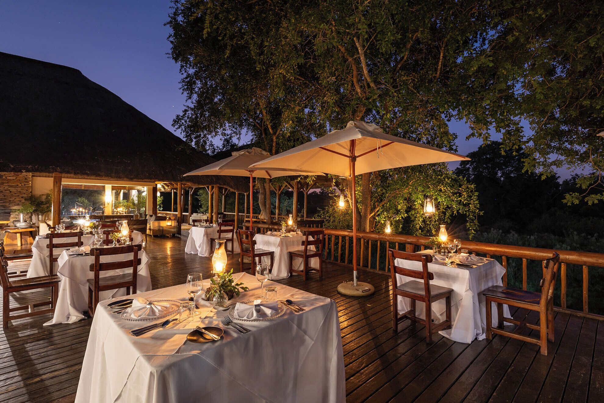 Serveert ontbijt, lunch, diner, Afrikaanse gerechten 