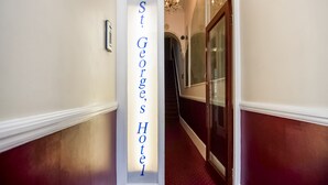 Un pasillo con un letrero que dice 'St. George's Hotel'.