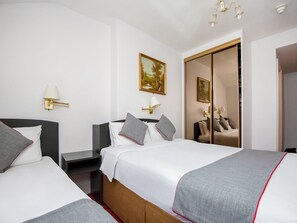 Desk, iron/ironing board, bed sheets - St George Hotel (London)