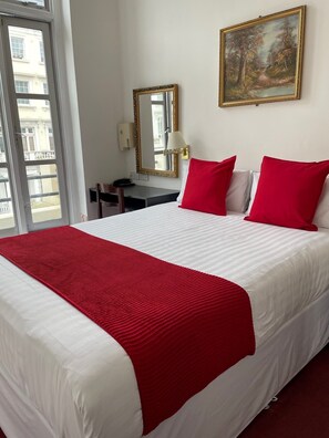 スタンダード ダブルルーム | デスク、アイロン / アイロン台、ベッドシーツ