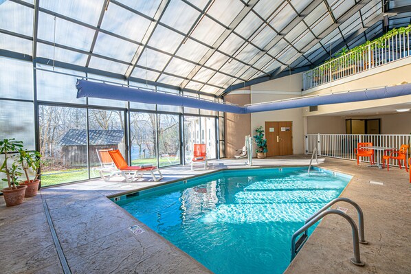 Indoor pool, outdoor pool - River Bend Inn (Pigeon Forge)