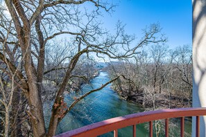 Skrivebord, strykejern/-brett, wi-fi (inkludert) og sengetøy