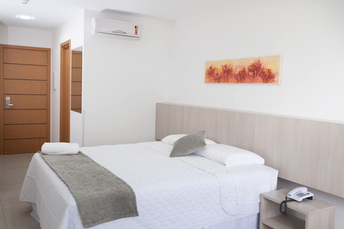 Caja de seguridad en la habitación, wifi gratis y ropa de cama