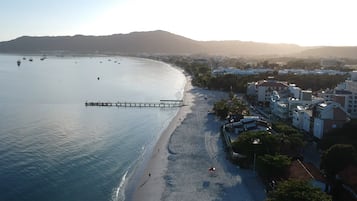 Una playa cerca