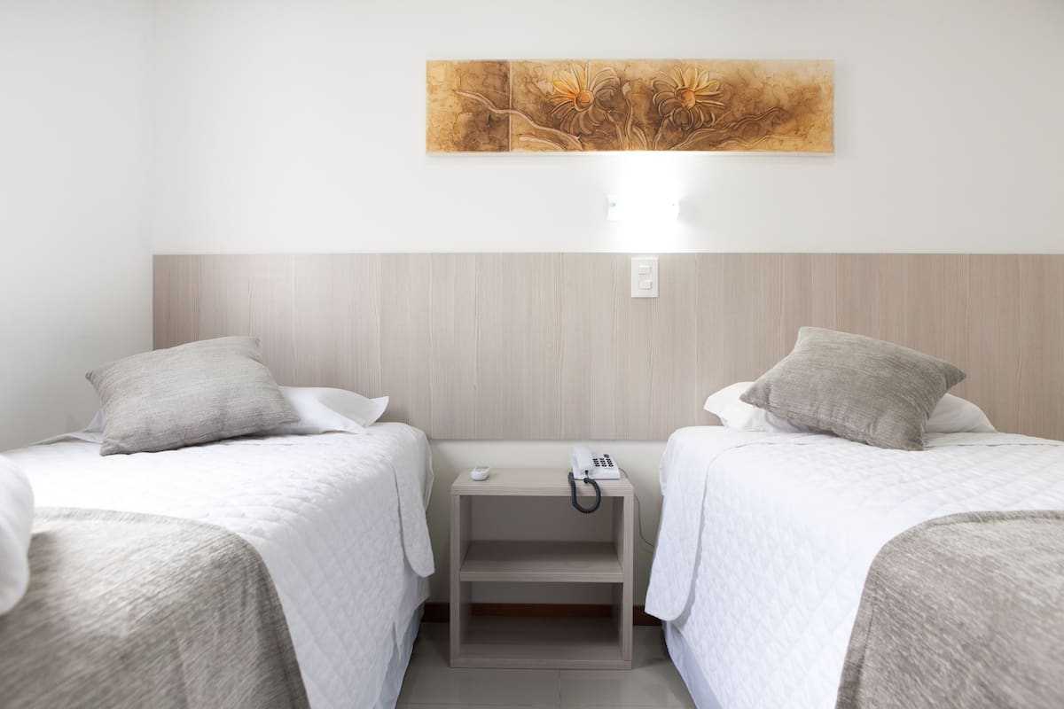 Caja de seguridad en la habitación, wifi gratis y ropa de cama