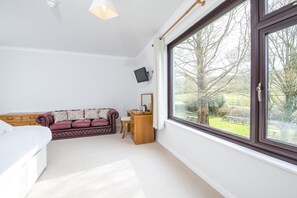 Quarto casal superior | Escrivaninha, Wi-Fi de cortesia, roupa de cama