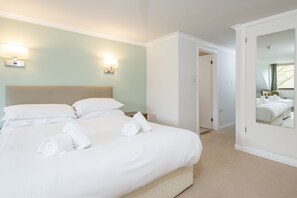 Triple Room | Desk, free WiFi, bed sheets