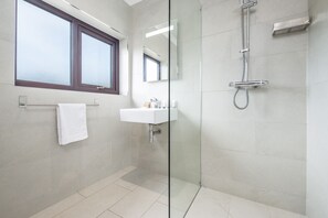 Habitación doble superior | Baño | Regadera tipo lluvia, secadora de cabello, toallas, jabón 