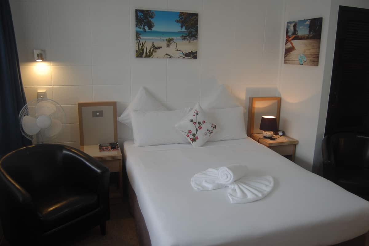 Economy Studio | 1 bedroom, laptop workspace, blackout drapes, free WiFi