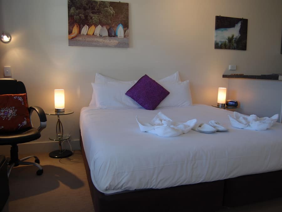 Een laptopwerkplek, verduisterende gordijnen, gratis wifi, beddengoed