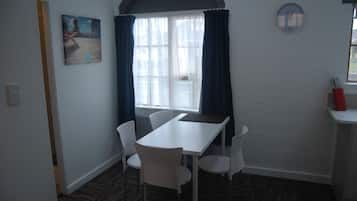 Economy Room, 1 Bedroom | In-room dining