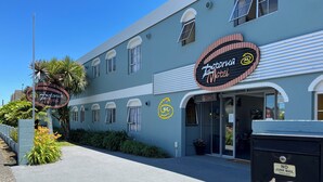 A building with a sign for 'Botonica Hotel' and a 'NO VACANCY' sign. There is a 'NO JUNK MAIL' sign and a mailbox with the number 19. - Rotorua Motel (Rotorua)