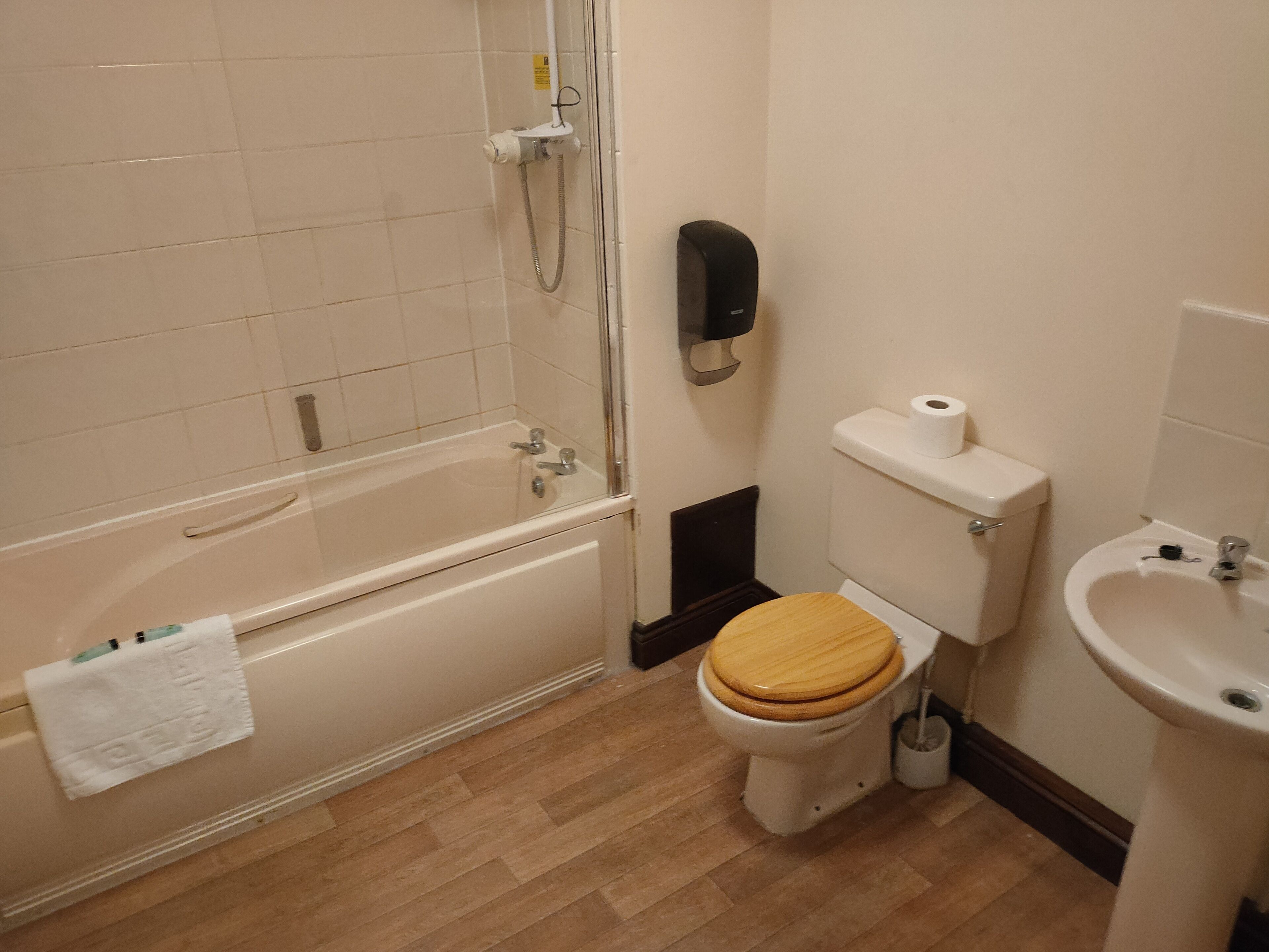 A bathroom with a bathtub, toilet, and sink.
