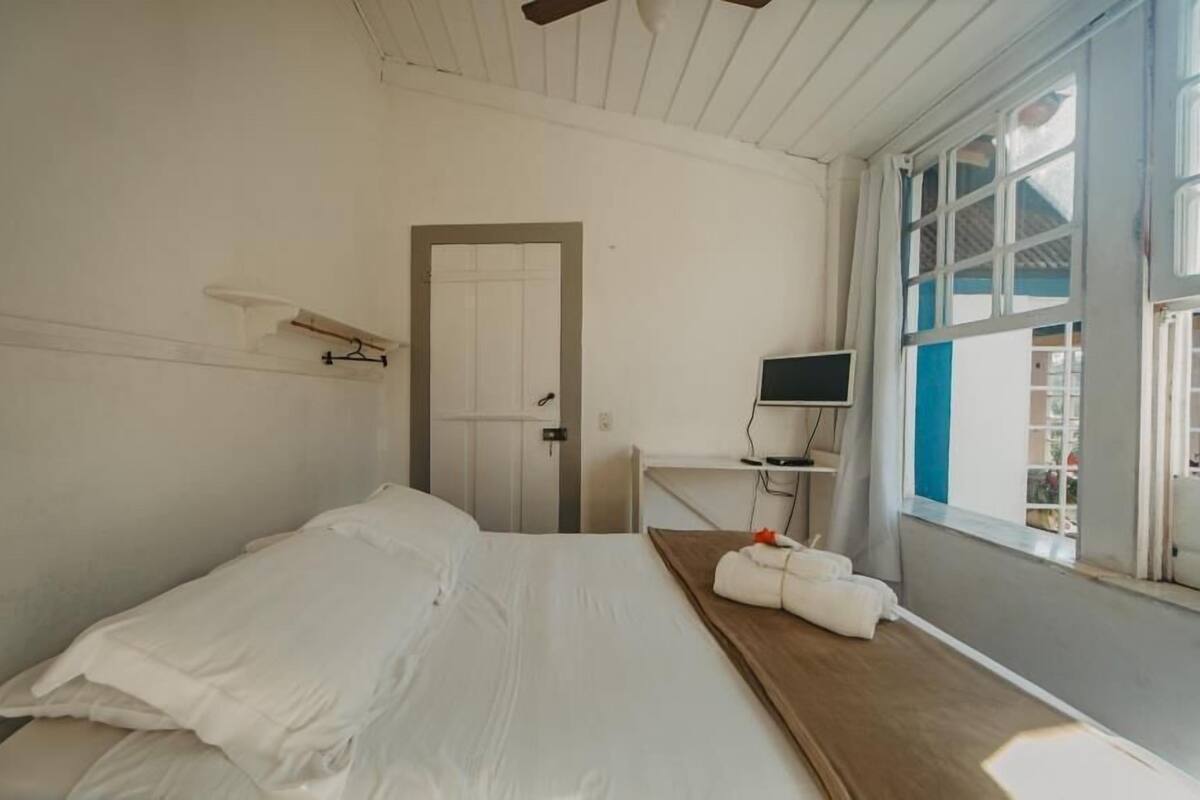 Suite (Boa Noite) | Minibar, cortinas blackout, tabla de planchar con plancha y camas extra
