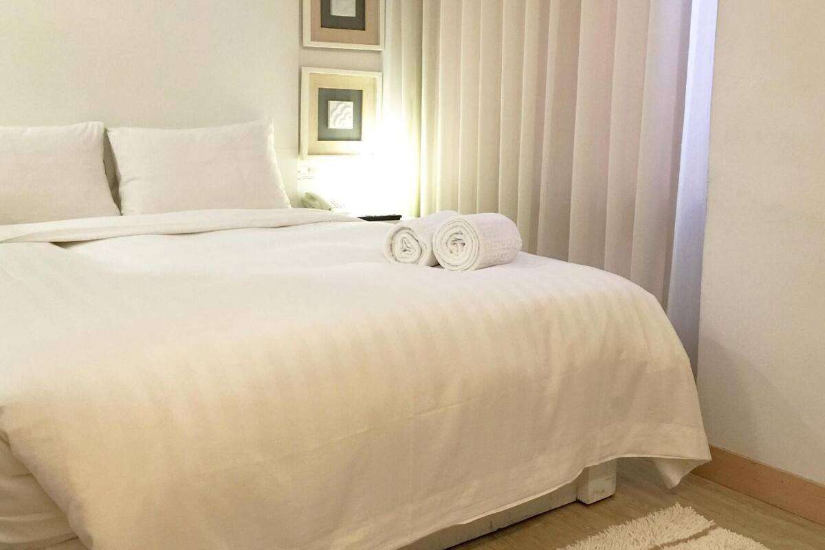 Deluxe Double Room | Living area | LCD TV